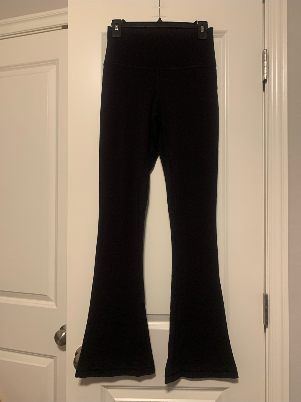 Lululemon Align HR Mini Flare Black, Sz 6, 32in
Good Condition, some wash wear